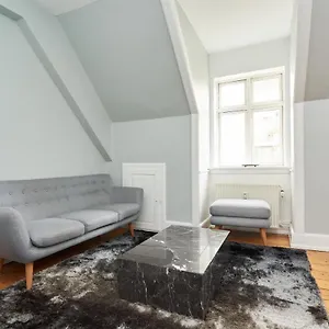 Stylish 5 Person In Vibrant Urban Area Copenhague